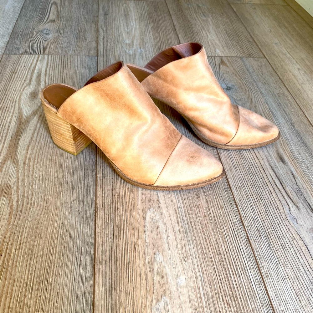 Light tan mule